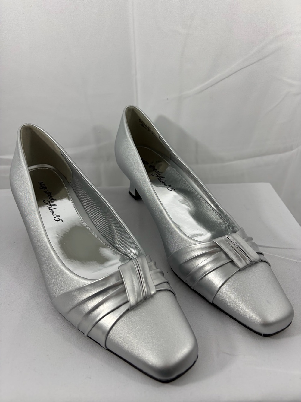 NWT Easy Street Women’s Size 9.5 Silver Low Heel Women's Dress Pumps